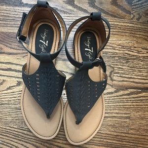 Super cute black sandals